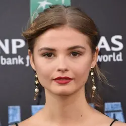 Stefanie Scott